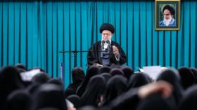 Líder de Irán explica quién ha causado el mayor perjuicio a la mujer