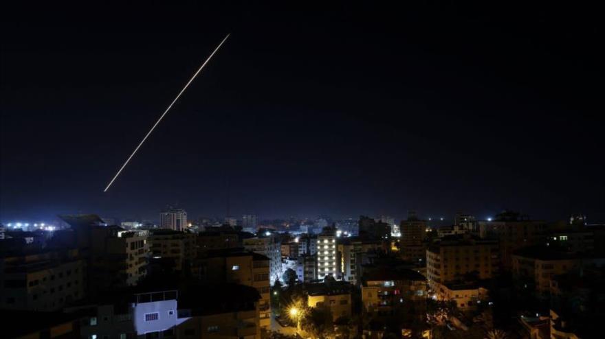 Rastro de luz de un proyectil disparado desde Gaza contra las posiciones israelíes, 27 de enero de 2023. (Foto: AFP)