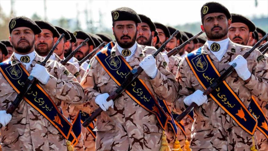 Fuerzas del Cuerpo de Guardianes de Irán realizan un desfile militar.