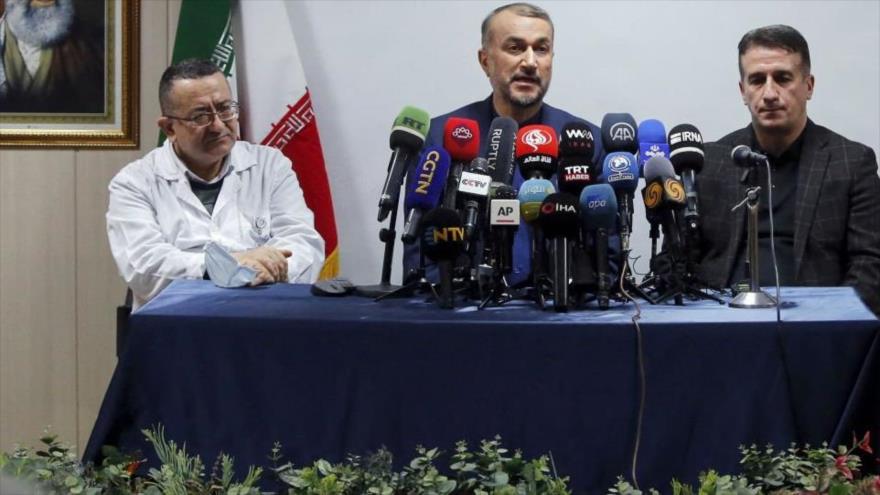Canciller iraní, Hosein Amir Abdolahian (centro), habla con la prensa sobre ataque a la embajada azerbaiyana, Teherán, 27 de enero de 2023. (Foto: AFP)