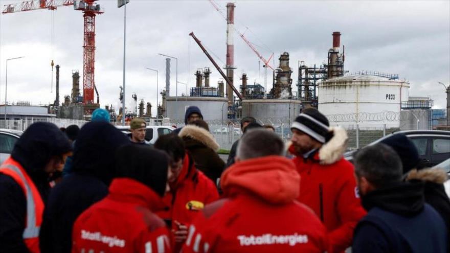 Los trabajadores franceses de la energía se reúnen para protestar frente a la refinería Total Energies en Donges, cerca de Saint-Nazaire, Francia, el 26 de enero de 2023. 