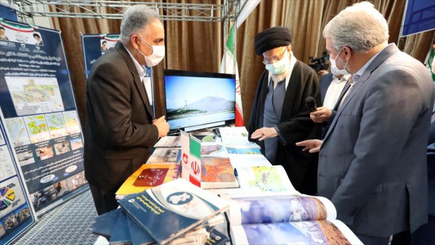Líder de Irán visita exposición de capacidades industriales nacionales