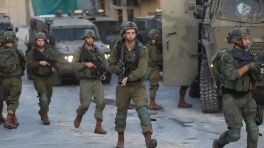 Soldados israelíes llevan a cabo una redada violenta en la ciudad cisjordana de Yenín, ocupada ilegalmente por Israel. (Foto: EPA)