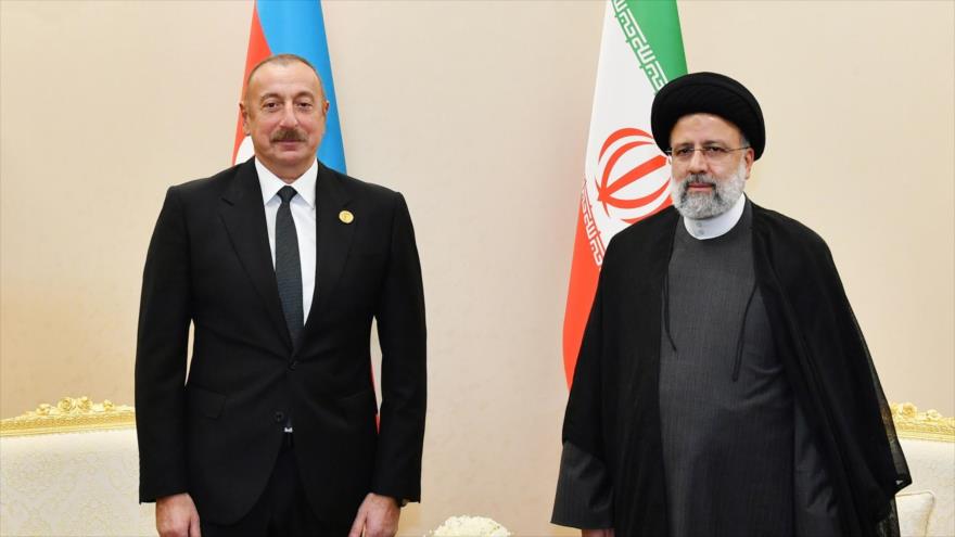 El presidente de Irán, Seyed Ebrahim Raisi (dcha.), reunido con su homólogo azerbaiyano, Ilham Aliev, 28 de noviembre de 2021.