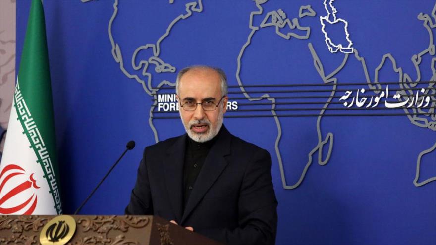 El portavoz de la Cancillería iraní, Naser Kanani, habla con la prensa, Teherán.