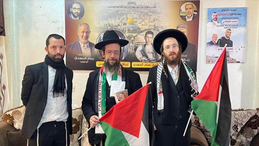 Miembros de Neturei Karta visitan la ciudad palestina de Yenín en Cisjordania, 9 de enero de 2022.