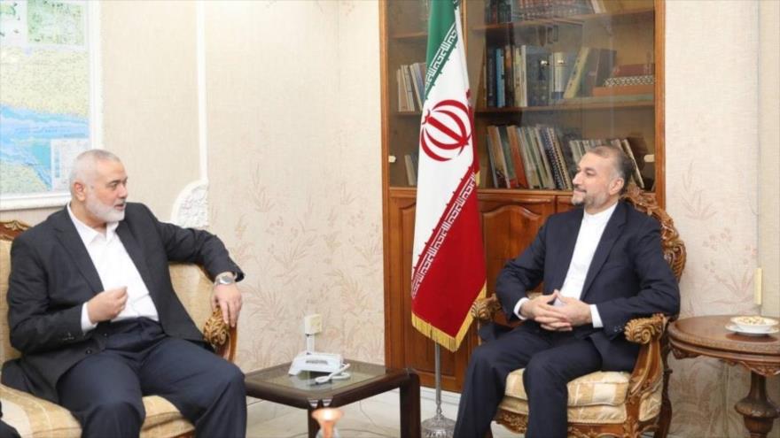 El canciller de Irán, Hosein Amir Abdolahian, y el jefe de la dirección política de HAMAS, Ismail Haniya, durante una reunión en Teherán, capital persa.