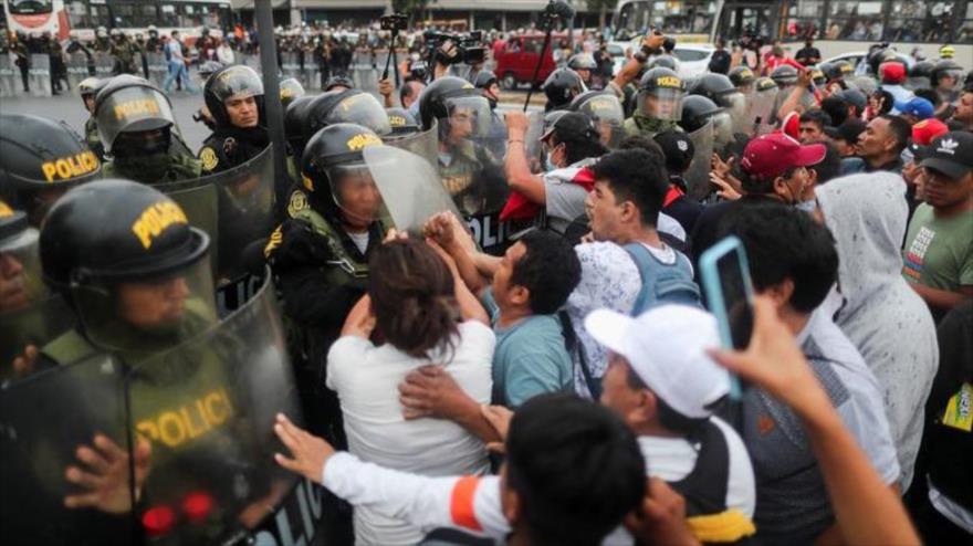 Manifestantes chocan con la policía durante una protesta en Lima, Perú, 15 de diciembre de 2022. (Foto: Reuters)