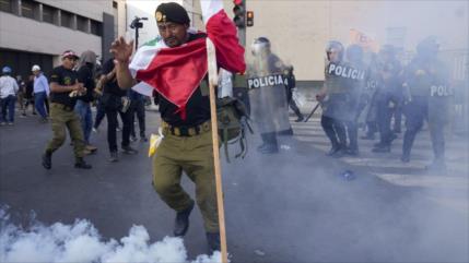 Perú recibe bombas lacrimógenas de Ecuador en medio de protestas