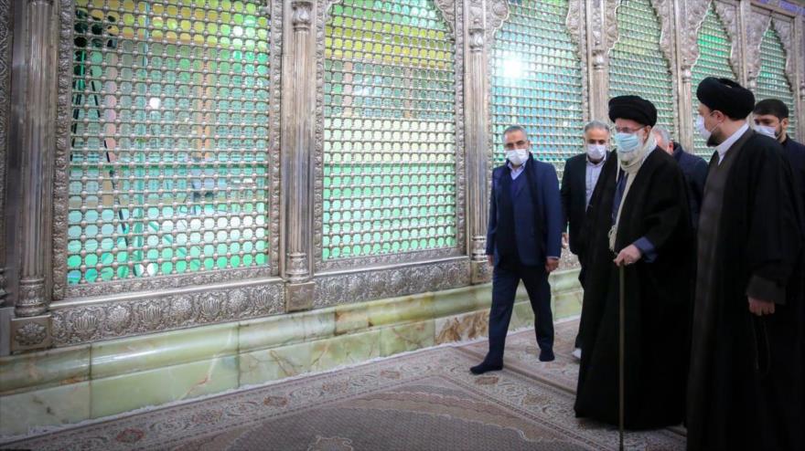 El Líder de Irán, el ayatolá Seyed Ali Jamenei (izda.), asist al mausoleo del al fundador de la República Islámica, el Imam Jomeini, 31 de enero de 2023.