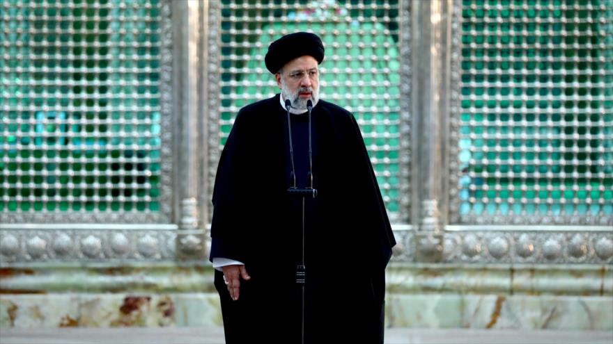 El presidente iraní, Seyed Ebrahim Raisi, ofrece un discurso durante su visita al mausoleo del Imam Jomeini (P), en Teherán, 31 de enero de 2023.
