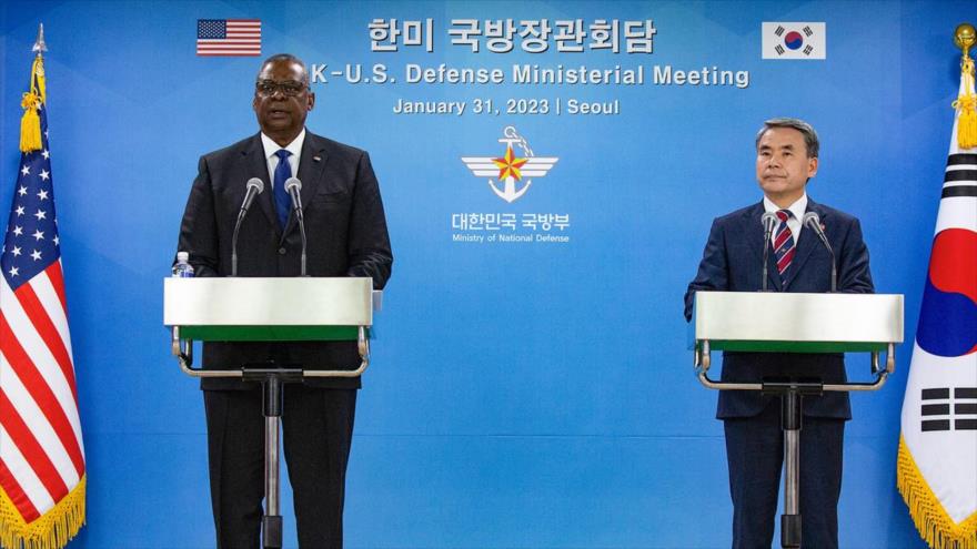 El secretario de Defensa de EE.UU., Lloyd Austin (izq.), Y su homólogo surcoreano, asisten a una conferencia de prensa, en Seúl, 31 de enero de 2023.