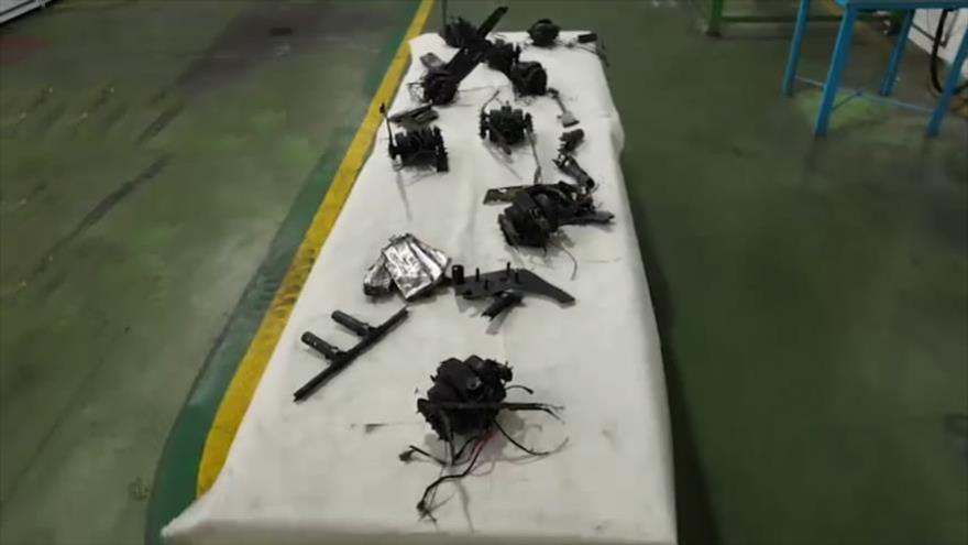 Los restos de microvehículos aéreos utilizados en el fallido ataque a un complejo del Ministerio de Defensa de Irán.