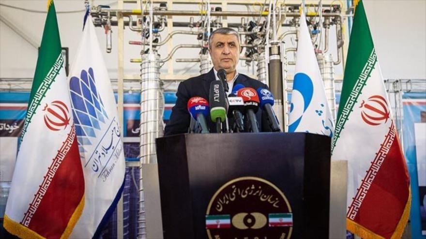 El jefe de la OEAI, Mohamad Eslami, ofrece un discurso en la apertura de una exposición sobre los últimos logros del país en industria nuclear, 2 de febrero de 2023.