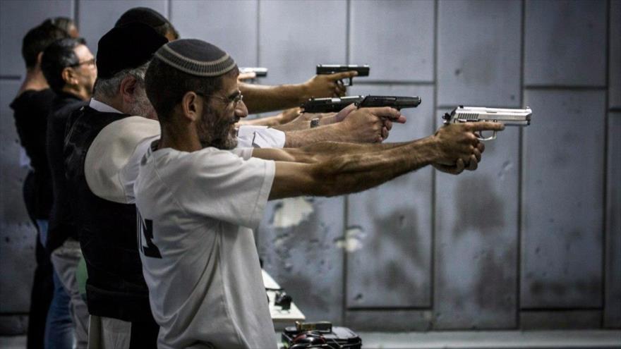 Colonos judíos disparan en un campo de tiro en Al-Quds (Jerusalén) en octubre de 2015. (Foto: Getty Image)
