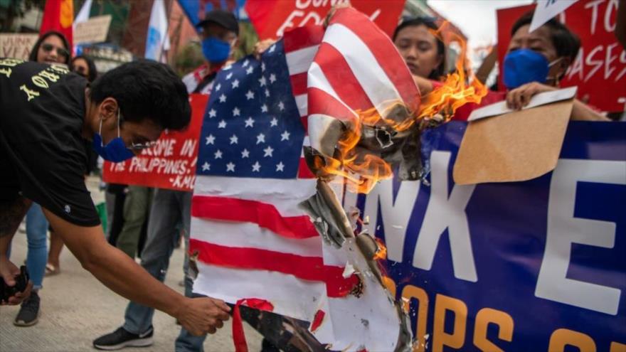 Activistas queman la bandera estadounidense en una manifestación celebrada en Manila, Filipinas, 2 de febrero de 2023. (Foto: Getty images) 