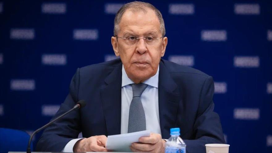 El canciller ruso, Serguéi Lavrov, ofrece discurso en una reunión del partido gobernante Rusia Undia, 3 de febrero de 2023. (Foto: mid.ru)
