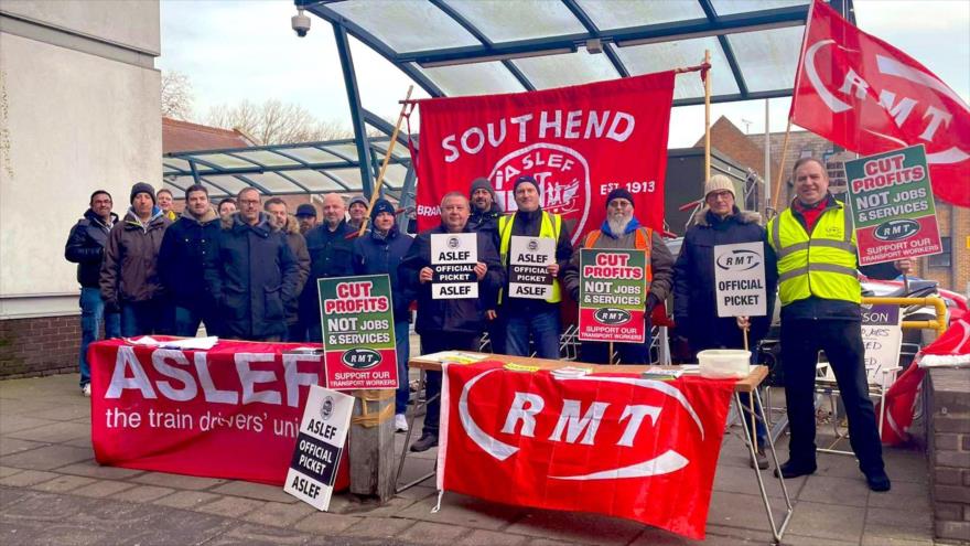 Los trabajadores británicos del ferrocarril en huelga para pedir mejores salariales, 3 de febrero de 2023.