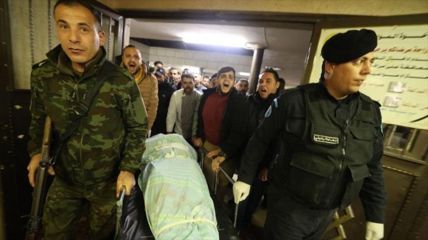 Palestinos trasladan el cuerpo de un joven asesinado a tiros por la policía israelí al sur de la ciudad cisjordana de Nablus, 3 de febrero de 2023.