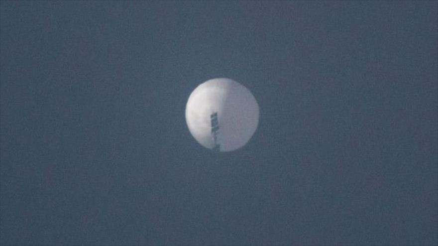 Un globo sobrevuela la ciudad estadounidense de Billings en el estado de Montana, 1 de febrero de 2023. (Foto: Reuters)