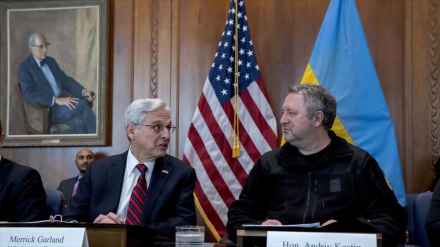 El fiscal general de EE.UU., Merrick Garland, junto a su par ucraniano, Andréi Kostin, en Washington, EE.UU., 3 de febrero de 2023. Foto: AP 