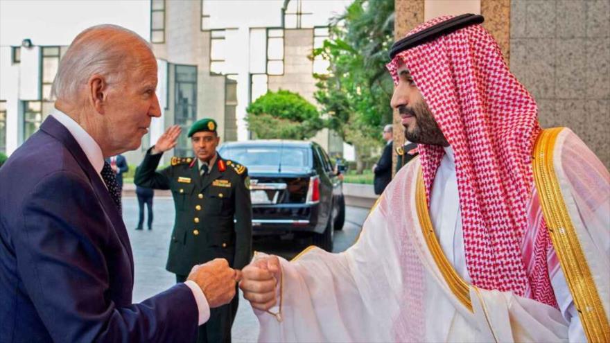 El presidente estadounidense, Joe Biden (izda.), reunido con el príncipe heredero saudí, Mohamed Bin Salman, en Yeda, 15 de julio de 2022. (Foto: AFP)