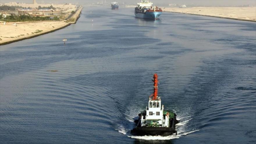 Varios buques cruzan el canal de Suez.