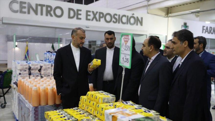 El canciller de Irán, Hosein Amir Abdolahian, visita el supermercado iraní en Caracas, capital de Venezuela, 3 de febrero de 2023.