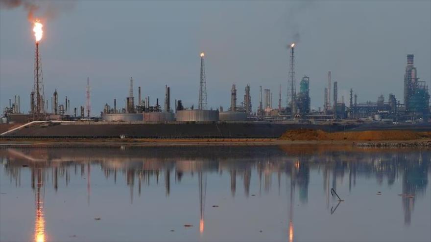 Vista general del complejo de refinería Amuay perteneciente a la petrolera estatal venezolana PDVSA en Punto Fijo, 17 de noviembre de 2016. (Foto: Reuters)