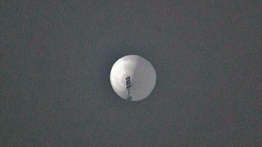 Un globo sobrevuela la ciudad estadounidense de Billings en el estado de Montana, 1 de febrero de 2023.