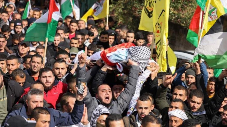 Los palestinos llevan el cuerpo de un joven asesinado por las fuerzas israelíes, al sur de la ciudad cisjordana de Yenín, 4 de febrero de 2023.