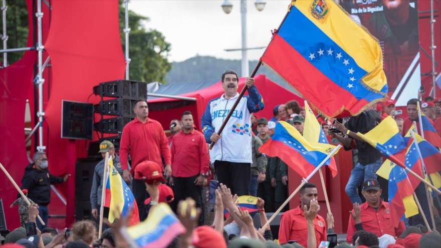 Venezolanos marchan para respaldar Revolución Bolivariana - Noticiero 01:30