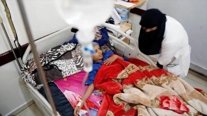 Un niño enfermo recibe tratamiento en el Hospital Al-Jamhuri en Saná, 20 de noviembre de 2022.