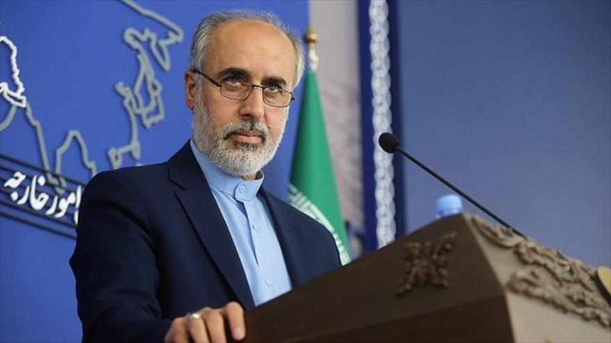 El portavoz de la Cancillería iraní, Naser Kanani, habla con la prensa, Teherán.
