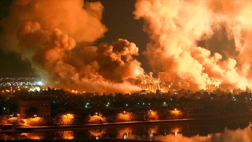 El humo sale del Ministerio de Planificación iraquí en Bagdad luego de que fuera alcanzado por un misil durante la invasión al país, 20 de marzo de 2003.