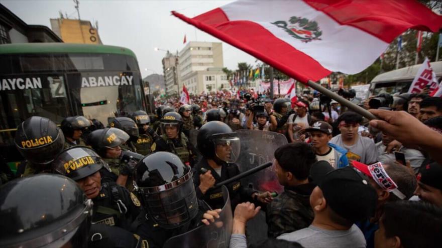 Manifestantes y policías se enfrentan durante una protesta en Perú. (Foto: Anadolu)