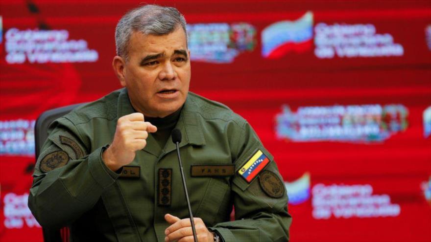 El ministro de Defensa de Venezuela, Vladimir Padrino López, se dirige a la prensa, en Carracas, 5 de abril de 2021. (Foto: Reuters)