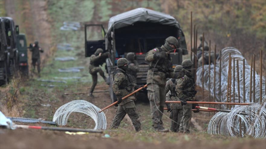 Soldados polacos colocan alambre de púas a lo largo de la frontera de Polonia con el enclave ruso de Kaliningrado, 2 de noviembre de 2022. (Foto: AP)
