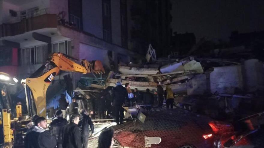 Fuerte terremoto deja al menos 2316 muertos en Turquía