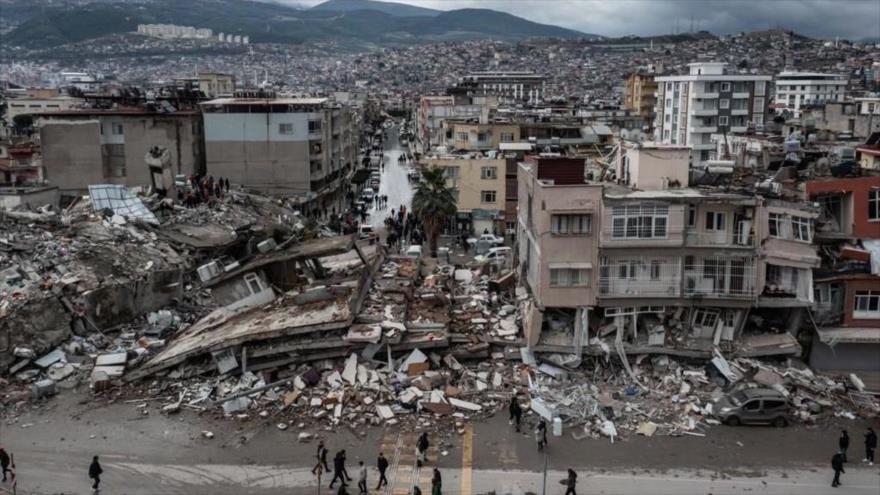 Vista aérea de los escombros de un edificio derrumbado después de un terremoto de magnitud 7,7 en Hatay, Turquía, 6 de febrero de 2023. (Foto: Getty Images)