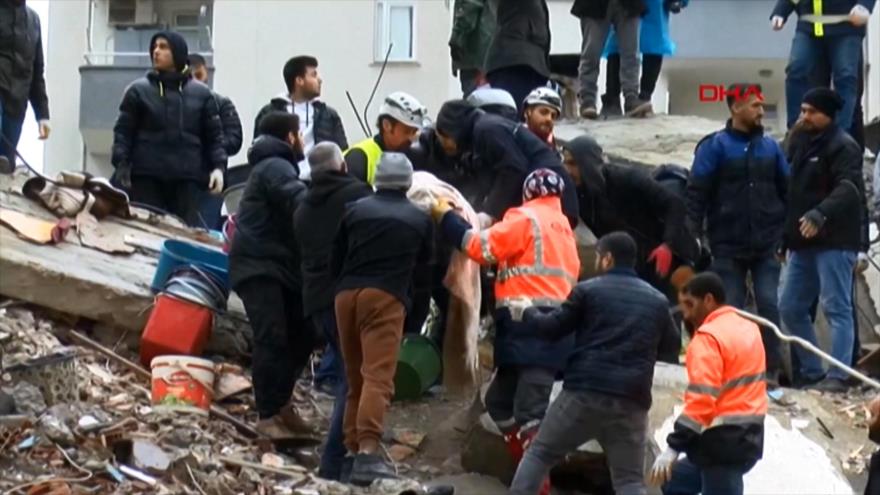 Fuerte terremoto deja miles de fallecidos y heridos en Turquía y Siria - Noticiero: 12:30