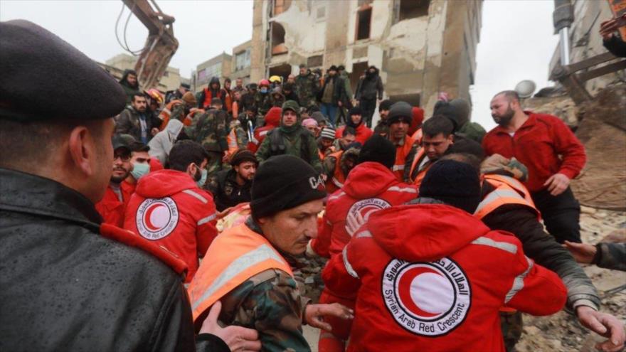 Equipos de rescate sirios buscan víctimas y sobrevivientes entre los escombros de un edificio derrumbado luego de un terremoto, Alepo, 6 de febrero de 2023. (Foto: AFP)