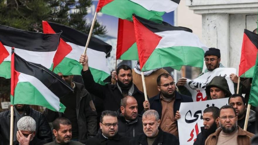 Palestinos se manifiestan en Gaza en repudio al ataque israelí que dejó cinco muertos en Ariha, en la ocupada Cisjordania, 6 de febrero de 2023.