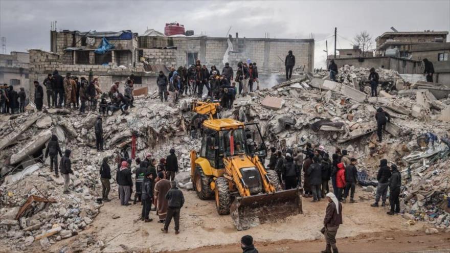 Rescatistas y civiles realizan operaciones de búsqueda y rescate tras el terremoto en el noroeste de Siria, 6 de febrero de 2023.