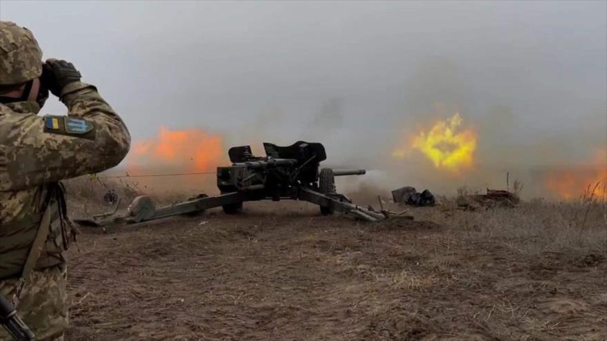 Fuerzas ucranianas realizan ejercicios de artillería en un campo de tiro,17 de diciembre de 2021. (Reuters)