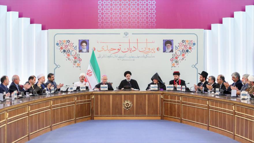 El presidente de Irán, Ebrahim Raisi, en una reunión de seguidores de las religiones abrahámicas en Teherán, 6 de febrero de 2023. (Foto: President.ir)
