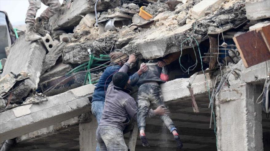 Rescatistas trabajan contra reloj para recuperar sobrevientes o cuerpos bajos los escombros del terremoto en Turquía, 7 de febrero de 2023
