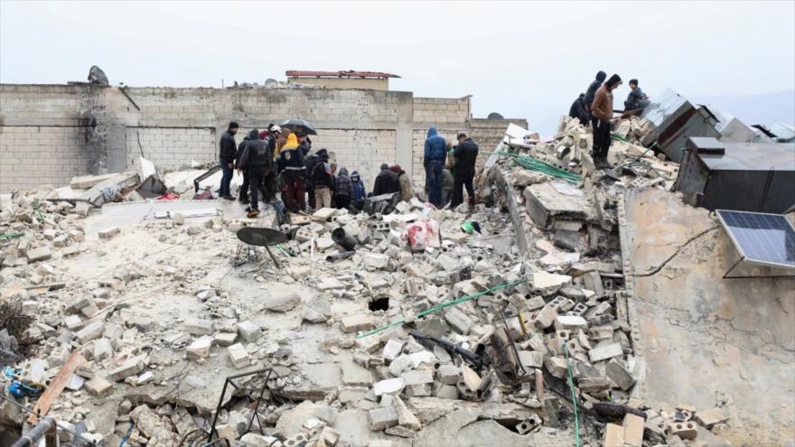 Sirios buscan entre los escombros causados por el terremoto del 6 de febrero de 2023