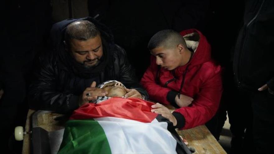 Familiares del joven palestino despiden a su ser querido en una ceremonia en Nablus, en Cisjordania ocupada, 7 de febrero de 2023.