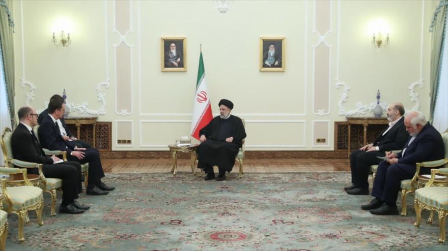 El presidente iraní, Seyed Ebrahim Raisi (C), reunido con el nuevo embajador francés en Teherán, Nicolás Roche (2.º de izda.), 7 de febrero de 2023.